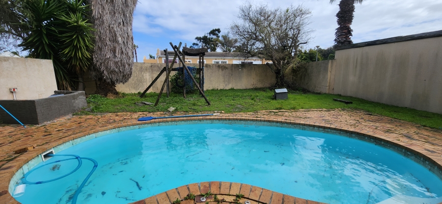 To Let 4 Bedroom Property for Rent in Table View Western Cape